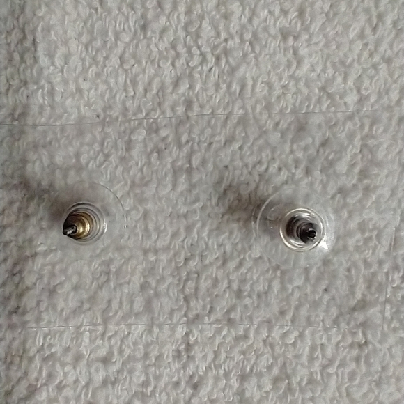 Round cz post earrings - Picture 2 of 3